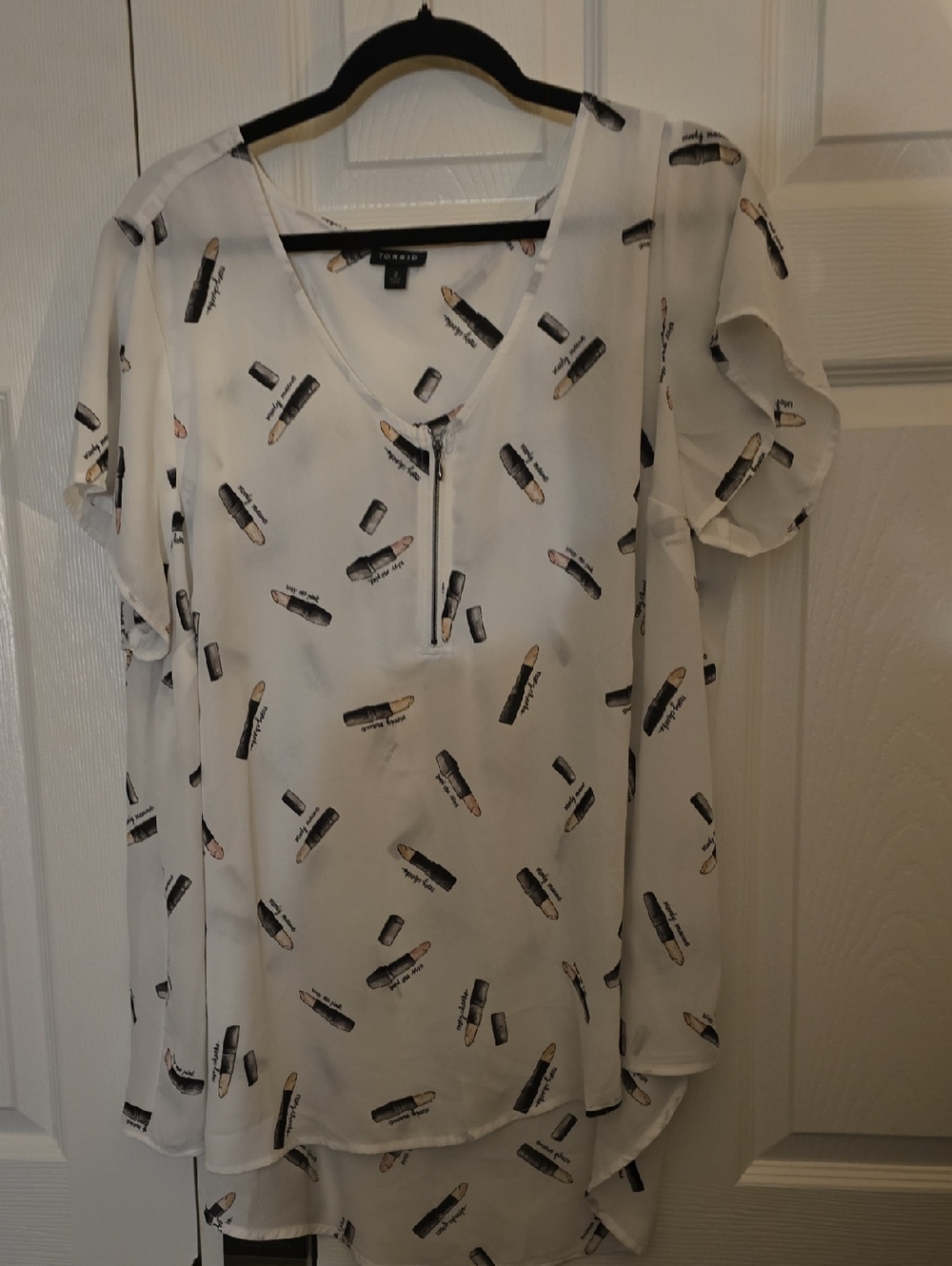 torrid White Lipstick Print V-Neck Blouse